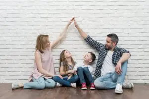 Familie formt haus über kindern